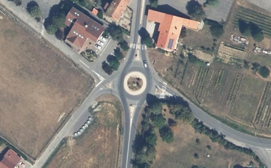 Vue aérienne du Rond-point anonyme n°123800522