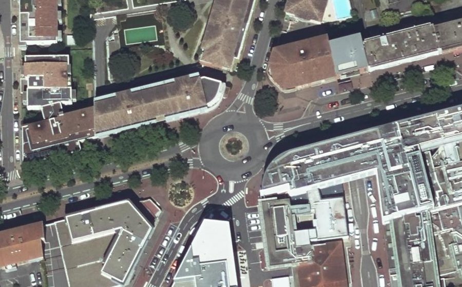 Vue aérienne du Rond-point anonyme n°123817592