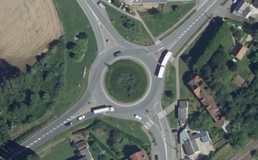 Vue aérienne du Rond-point anonyme n°123849244