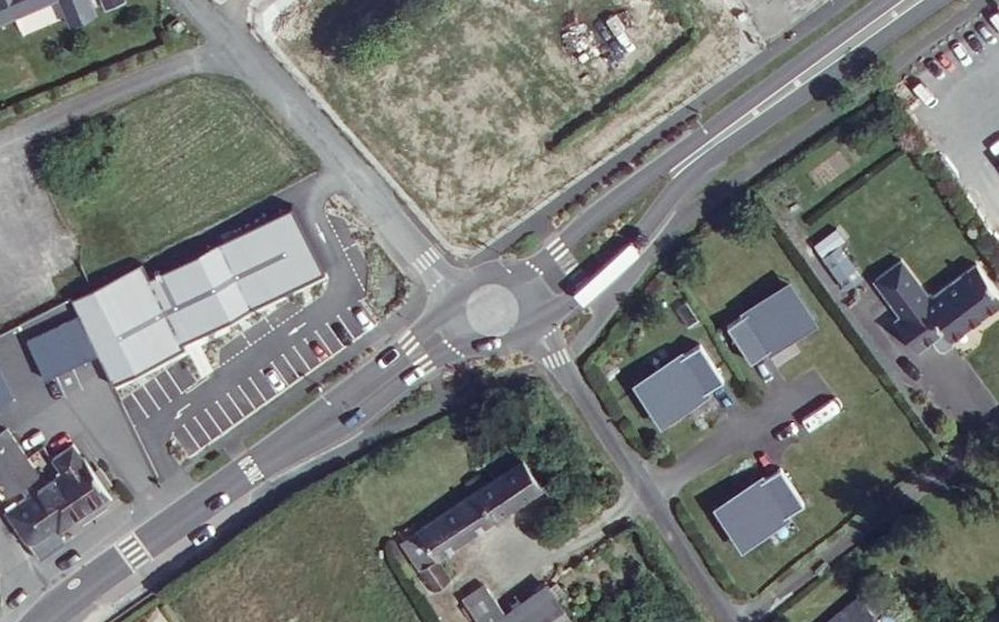 Vue aérienne du Rond-point anonyme n°123924459