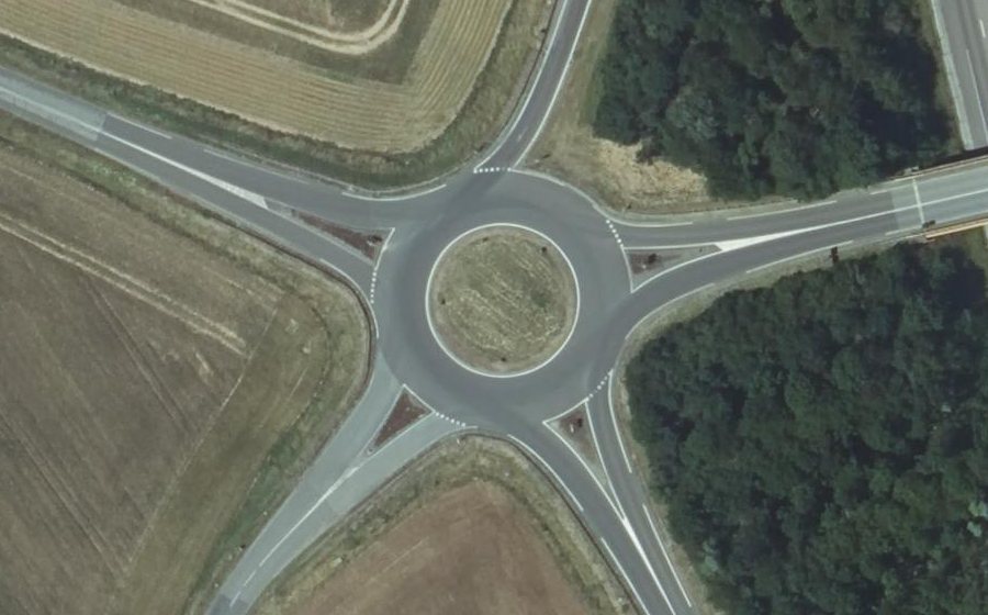 Vue aérienne du Rond-point anonyme n°123925510