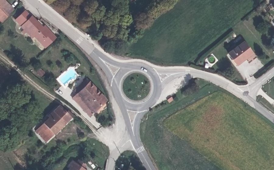Vue aérienne du Rond-point anonyme n°123938710