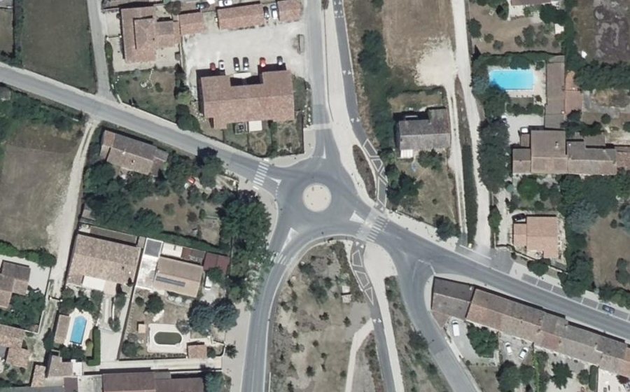 Vue aérienne du Rond-point anonyme n°1239425802