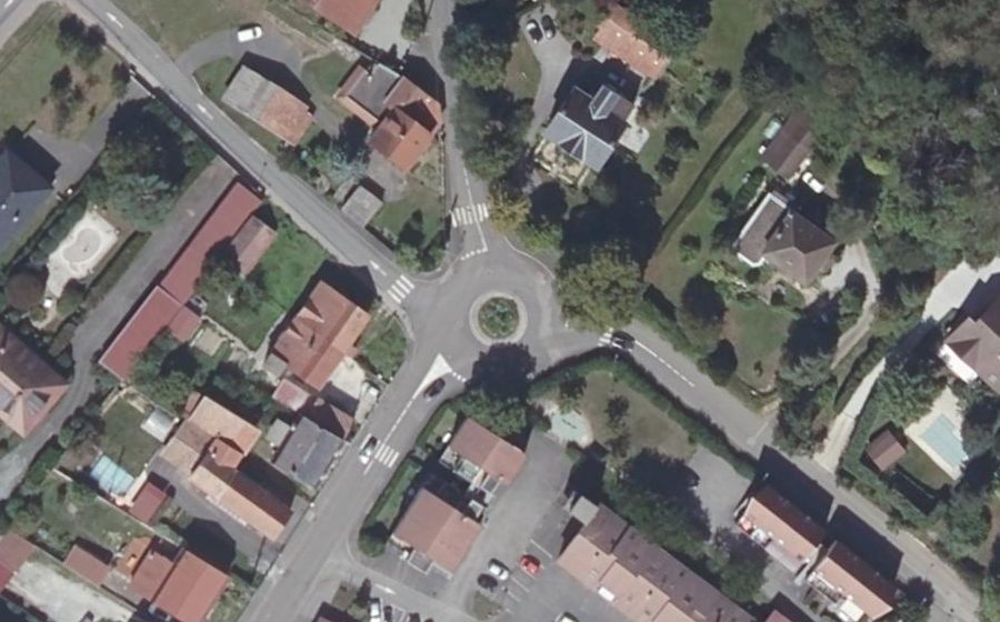 Vue aérienne du Rond-point anonyme n°123972667