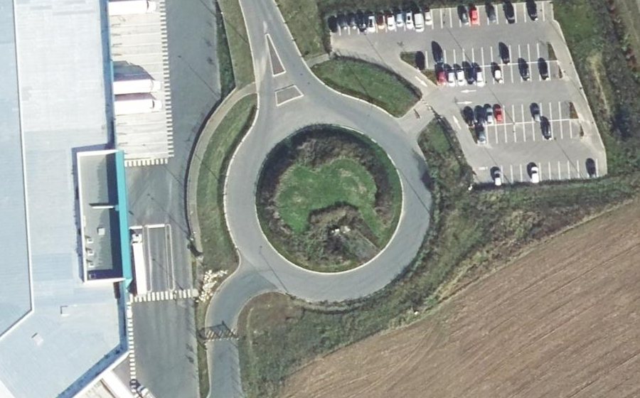 Vue aérienne du Rond-point anonyme n°1239823324