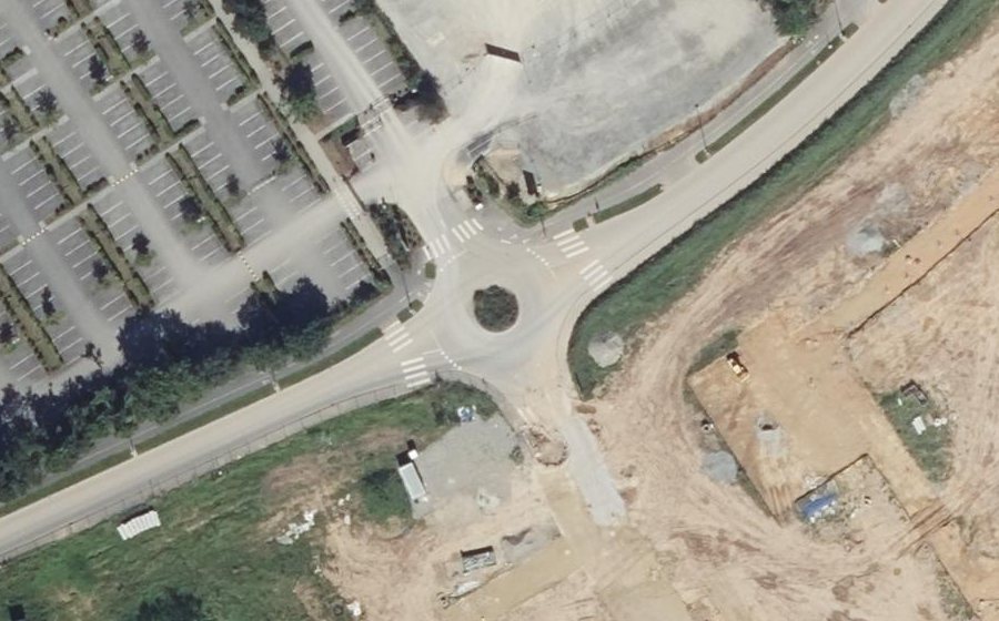 Vue aérienne du Rond-point anonyme n°1240292585