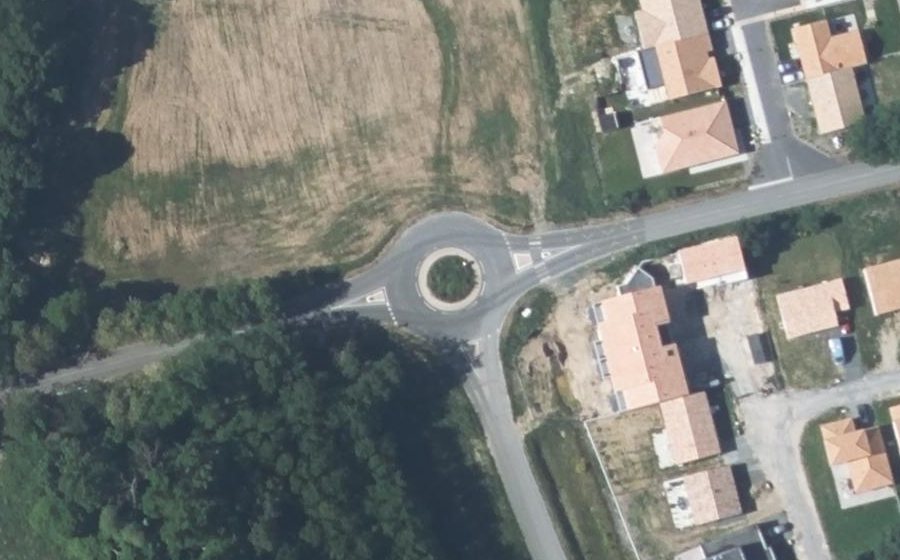 Vue aérienne du Rond-point anonyme n°1240308381
