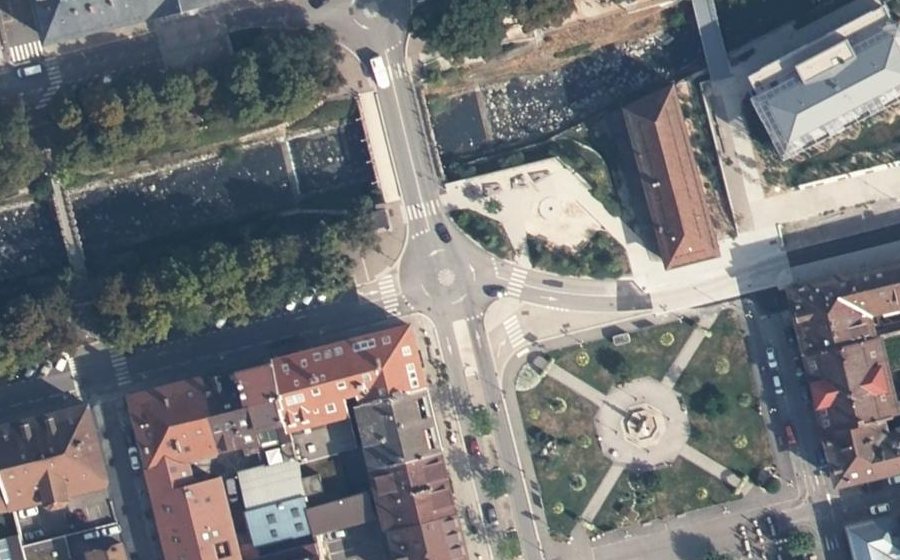 Vue aérienne du Rond-point anonyme n°1240431114