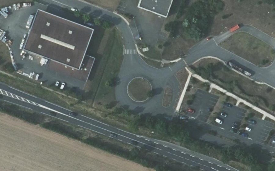 Vue aérienne du Rond-point anonyme n°124047473
