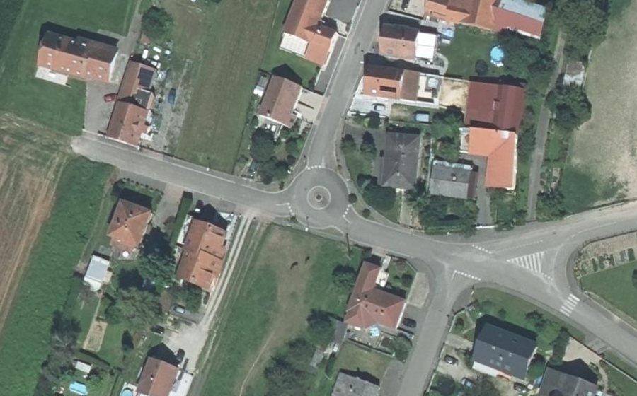Vue aérienne du Rond-point anonyme n°124062481