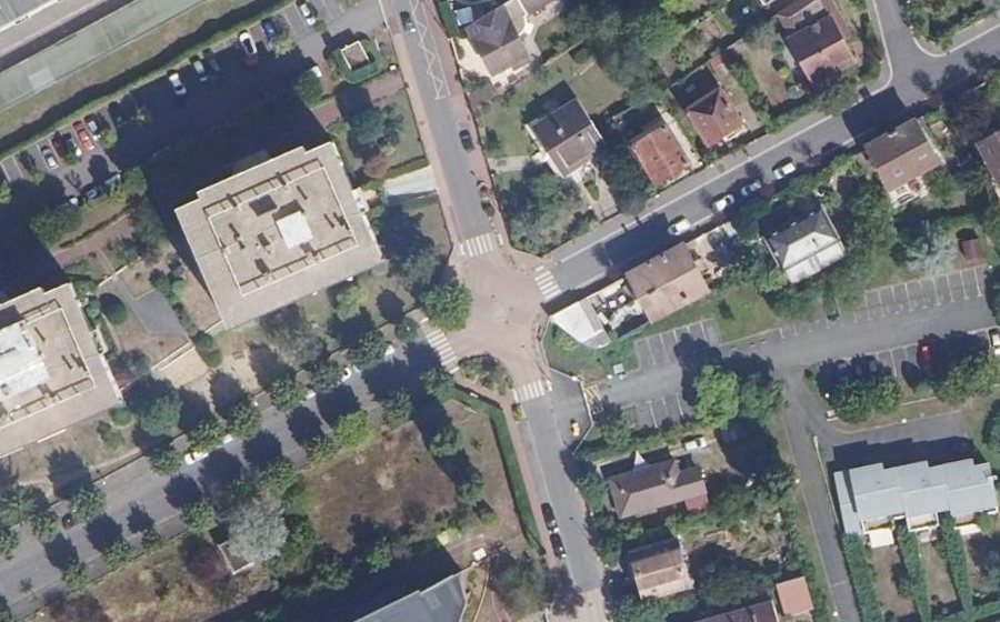 Vue aérienne du Rond-point anonyme n°124075431