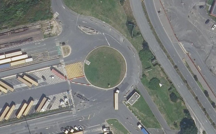Vue aérienne du Rond-point anonyme n°1240805733