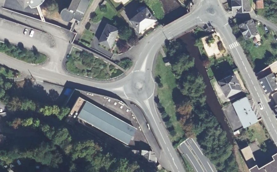 Vue aérienne du Rond-point anonyme n°1240980446
