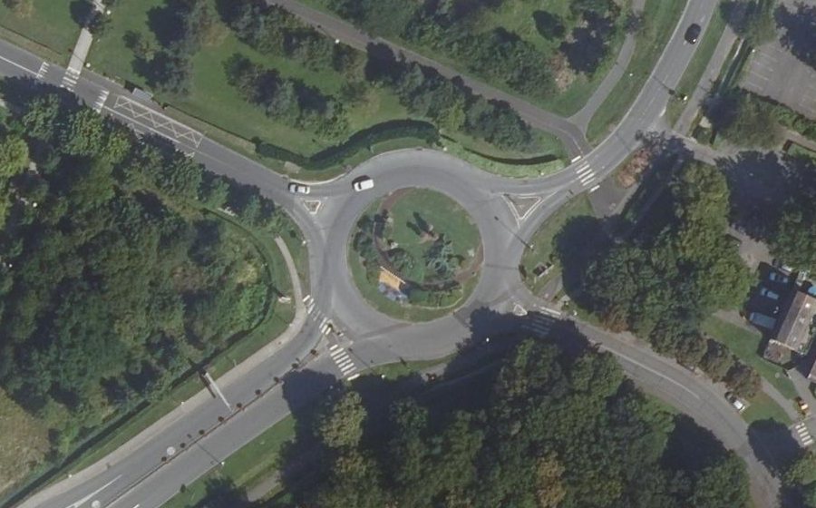 Vue aérienne du Rond-point anonyme n°1241013806