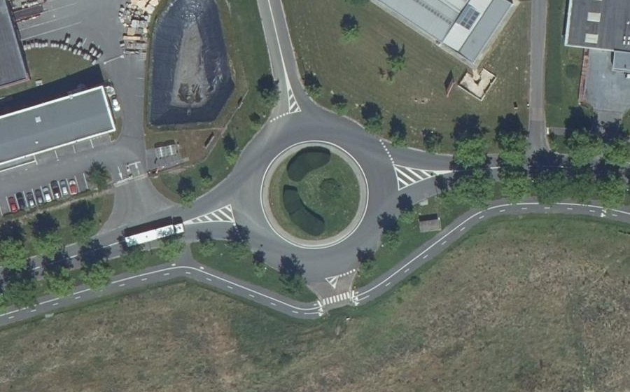 Vue aérienne du Rond-point anonyme n°124106981