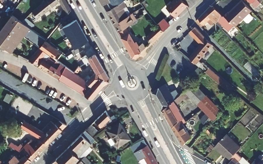 Vue aérienne du Rond-point anonyme n°124190480