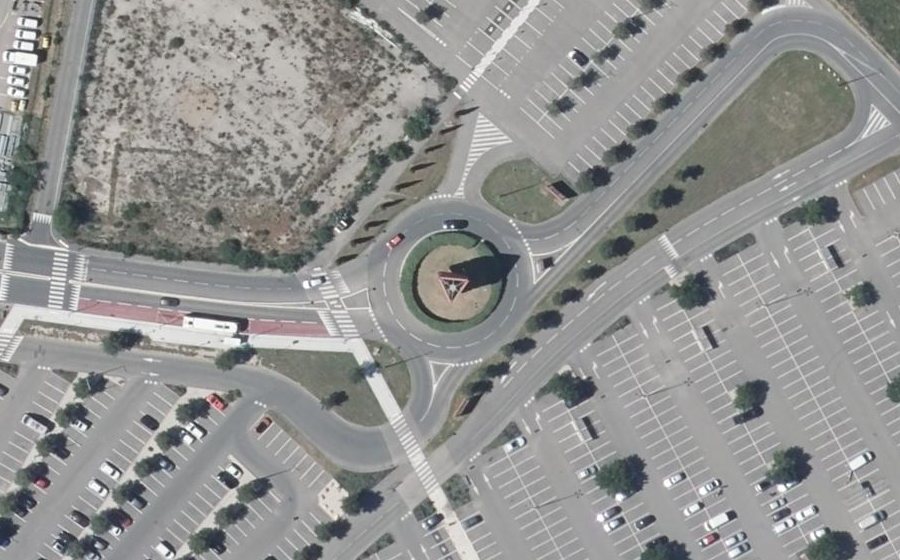 Vue aérienne du Rond-point anonyme n°124192931