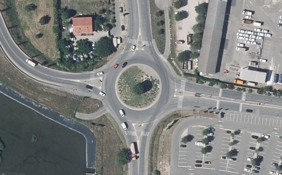 Vue aérienne du Rond-point anonyme n°124192944
