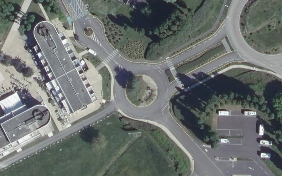 Vue aérienne du Rond-point anonyme n°1242185048