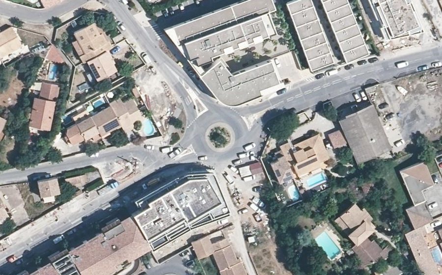Vue aérienne du Rond-point anonyme n°124239012