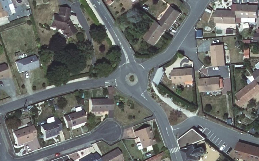 Vue aérienne du Rond-point anonyme n°124253868