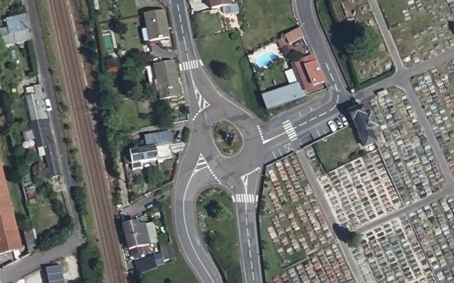 Vue aérienne du Rond-point anonyme n°124270379