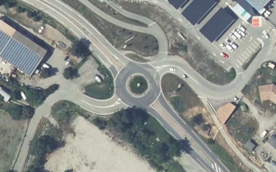Vue aérienne du Rond-point anonyme n°124281868