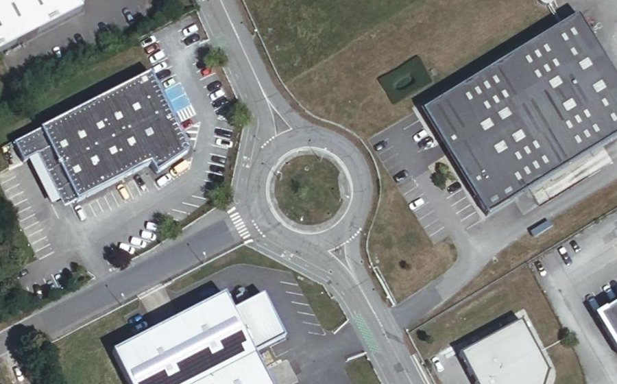 Vue aérienne du Rond-point anonyme n°124347754
