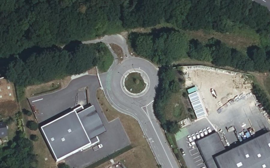 Vue aérienne du Rond-point anonyme n°124347757