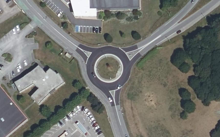 Vue aérienne du Rond-point anonyme n°124347758