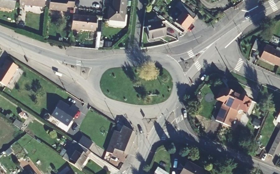 Vue aérienne du Rond-point anonyme n°124352802