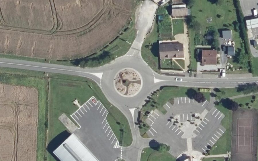 Vue aérienne du Rond-point anonyme n°124357254