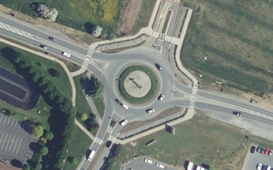 Vue aérienne du Rond-point anonyme n°1243663010