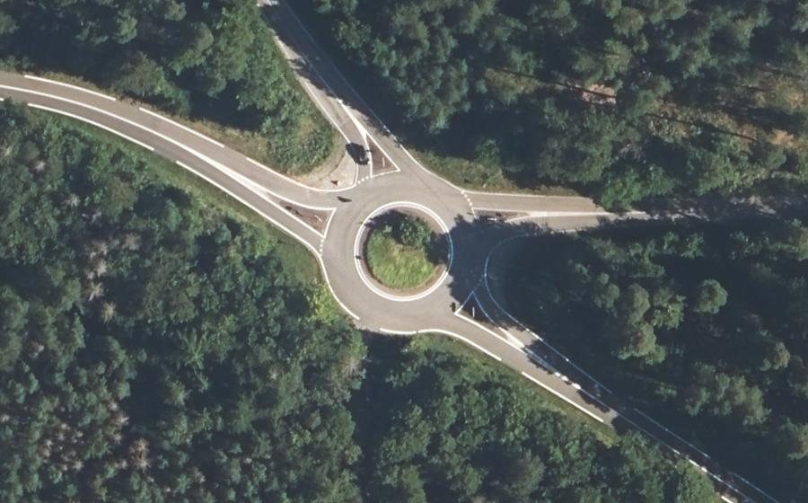 Vue aérienne du Rond-point anonyme n°124433155