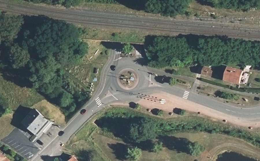 Vue aérienne du Rond-point anonyme n°124446803