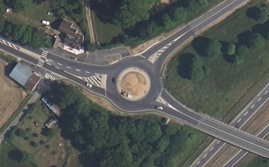 Vue aérienne du Rond-point anonyme n°1244881075
