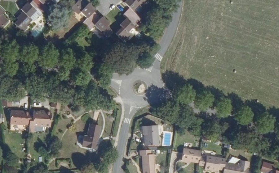 Vue aérienne du Rond-point anonyme n°1244935680