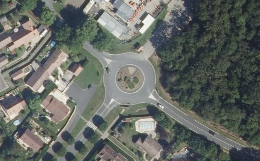Vue aérienne du Rond-point anonyme n°1244936342