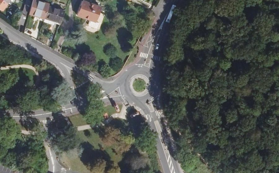 Vue aérienne du Rond-point anonyme n°1244944126