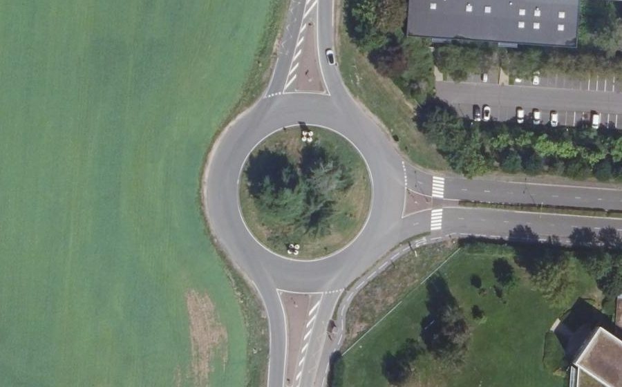 Vue aérienne du Rond-point anonyme n°1244967488
