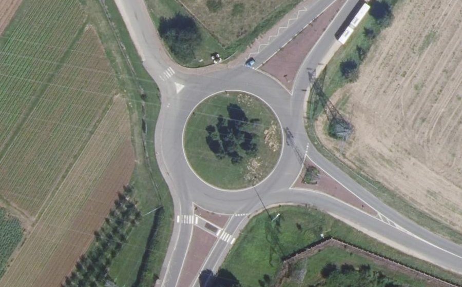 Vue aérienne du Rond-point anonyme n°1244967517