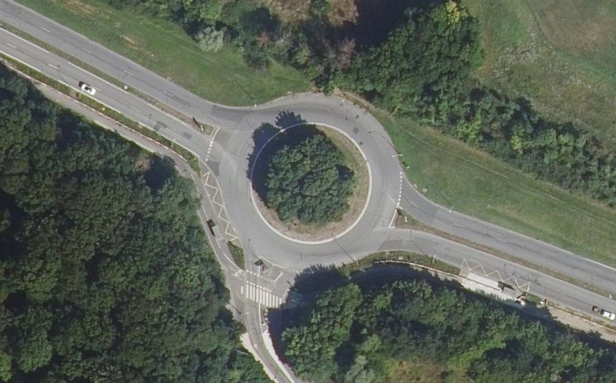 Vue aérienne du Rond-point anonyme n°1244980192