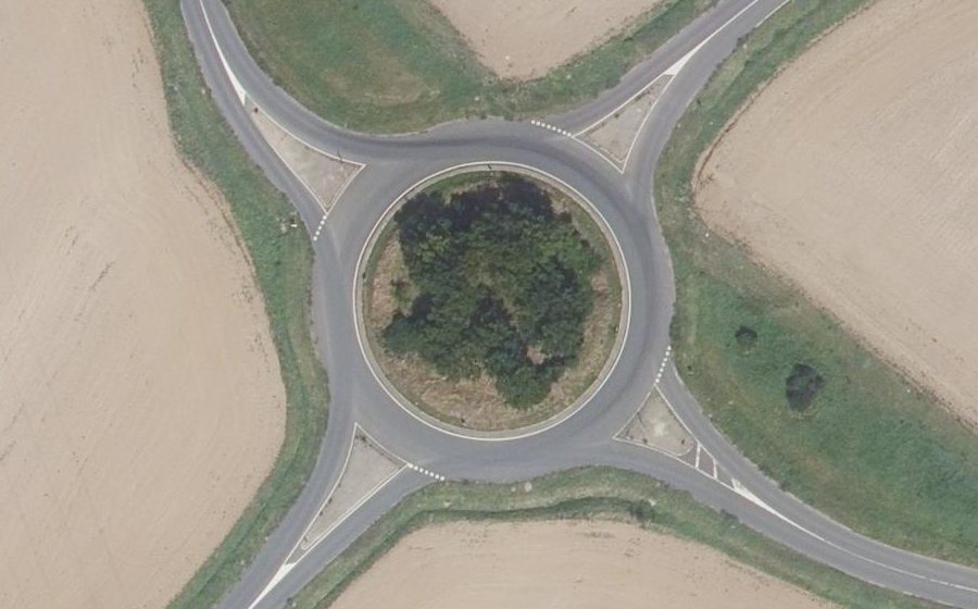 Vue aérienne du Rond-point anonyme n°1244981607