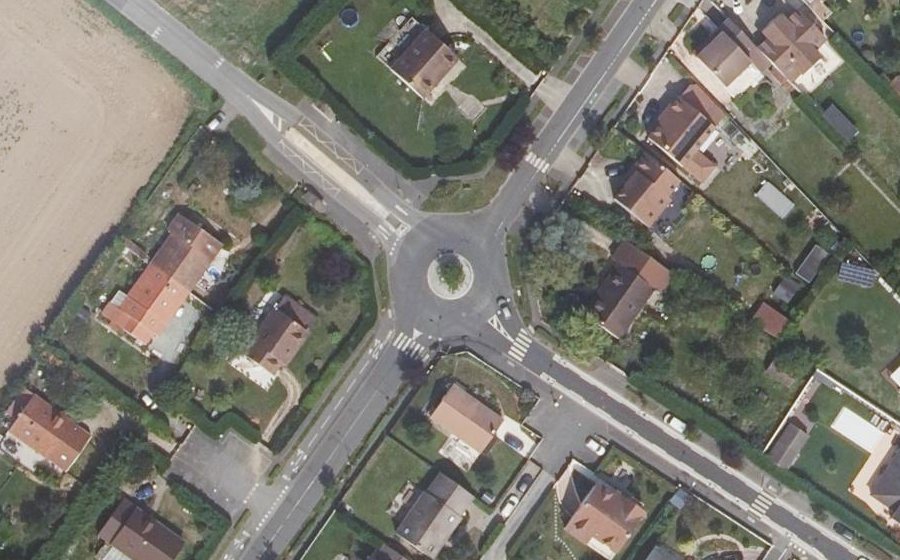 Vue aérienne du Rond-point anonyme n°1244981624