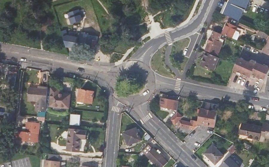 Vue aérienne du Rond-point anonyme n°1244982401