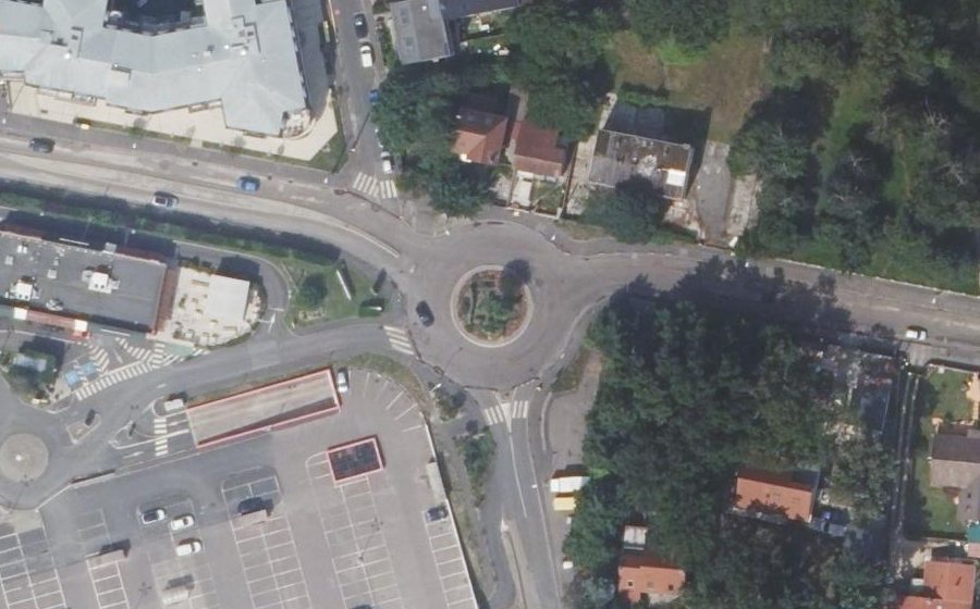Vue aérienne du Rond-point anonyme n°1244982413