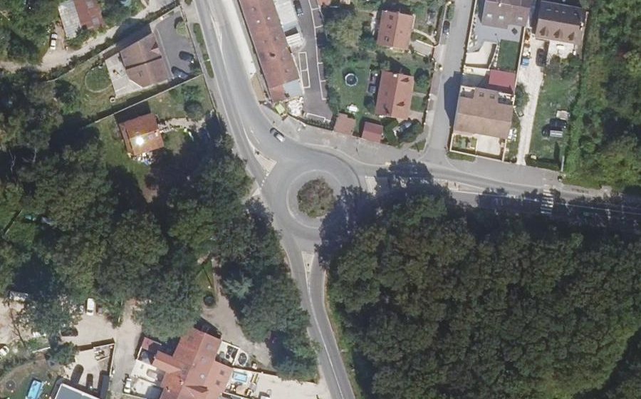 Vue aérienne du Rond-point anonyme n°1244982425