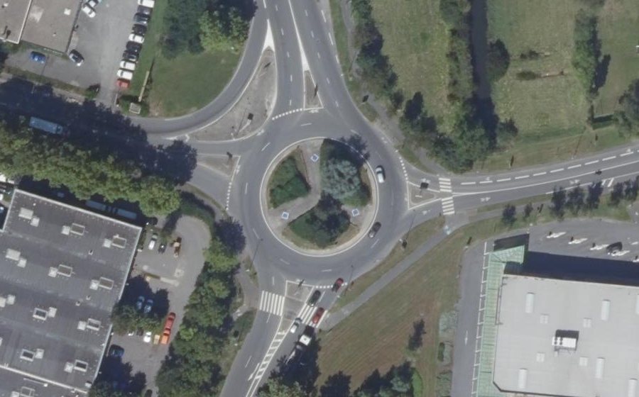 Vue aérienne du Rond-point anonyme n°1244988821