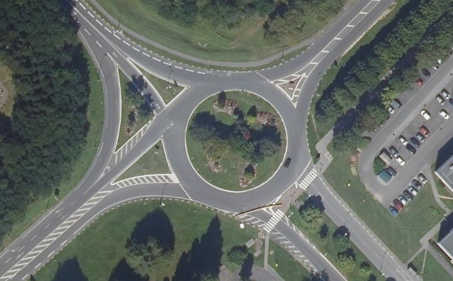 Vue aérienne du Rond-point anonyme n°1244988830