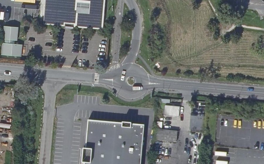 Vue aérienne du Rond-point anonyme n°1244988845